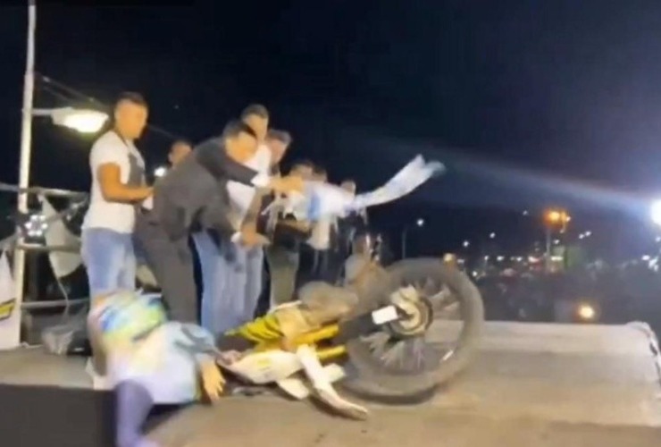 Imagen de Una moto perdió el control, chocó al intendente de Pérez y lo hizo caer de una rampa