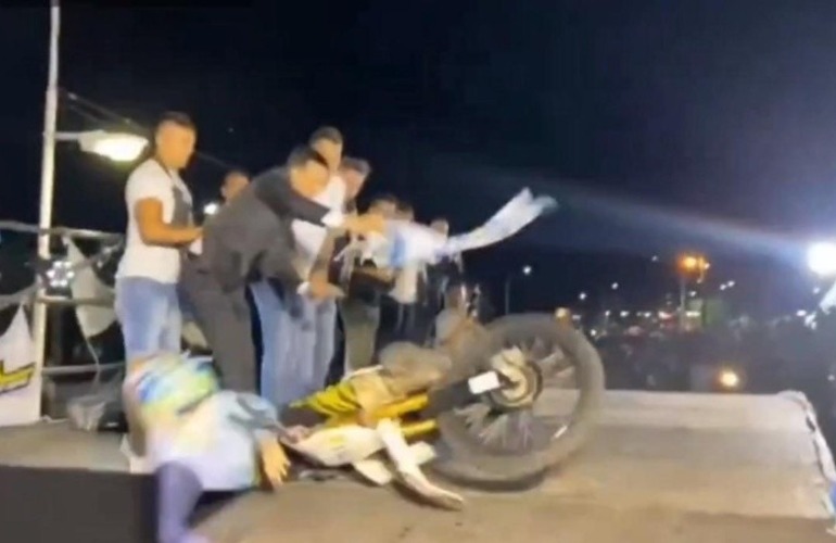 Imagen de Una moto perdió el control, chocó al intendente de Pérez y lo hizo caer de una rampa