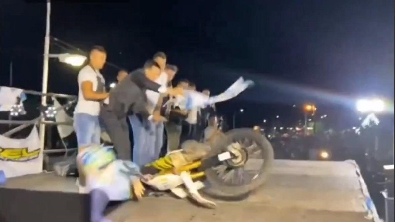 Imagen de Una moto perdi&oacute; el control, choc&oacute; al intendente de P&eacute;rez y lo hizo caer de una rampa