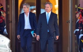 Caputo se reuni&oacute; con Milei para definir medidas. (T&eacute;lam)