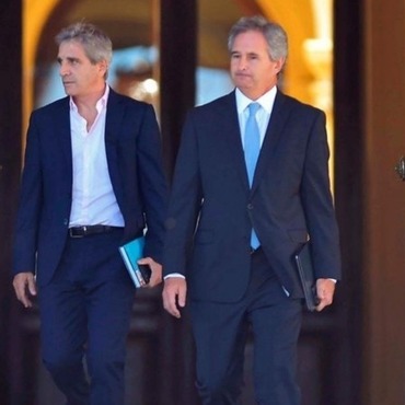 Caputo se reuni&oacute; con Milei para definir medidas. (T&eacute;lam)