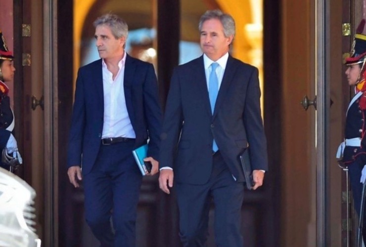 Caputo se reuni&oacute; con Milei para definir medidas. (T&eacute;lam)