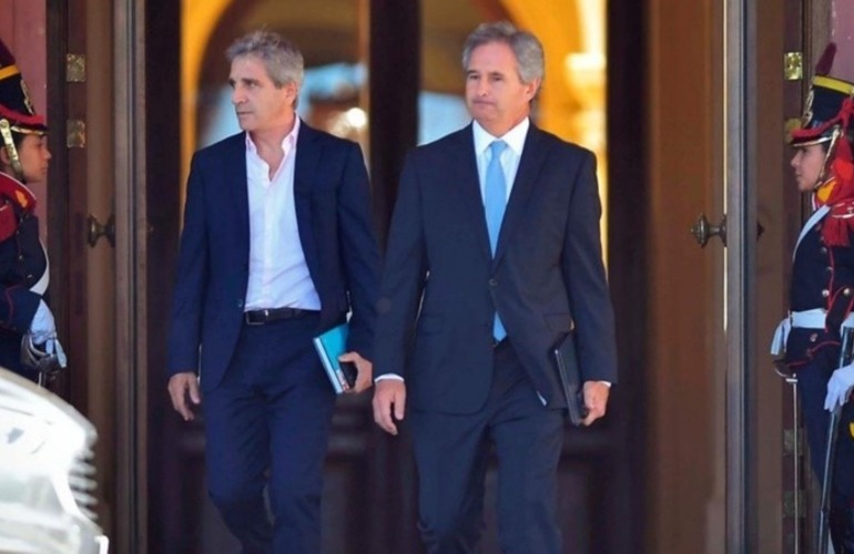 Caputo se reuni&oacute; con Milei para definir medidas. (T&eacute;lam)