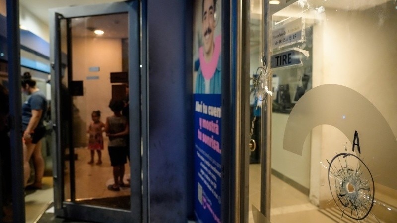 Balearon una sucursal bancaria en zona sur, cuando hab&iacute;a gente en el cajero