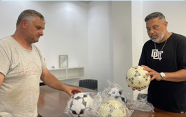Imagen de La Comuna hizo entrega de pelotas de f&uacute;tbol al Club Dep. Infantil San Jos&eacute;