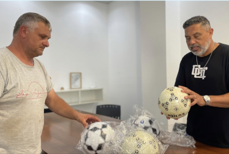 Imagen de La Comuna hizo entrega de pelotas de fútbol al Club Dep. Infantil San José