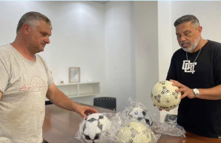 Imagen de La Comuna hizo entrega de pelotas de fútbol al Club Dep. Infantil San José