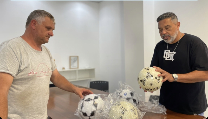 Imagen de La Comuna hizo entrega de pelotas de f&uacute;tbol al Club Dep. Infantil San Jos&eacute;