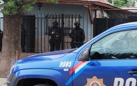 Desde la ma&ntilde;ana de este jueves se llevan a cabo 46 allanamientos en Rosario, Villa Gobernador G&aacute;lvez y Pueblo Esther como consecuencia de las amenazas al gobernador Maximiliano Pullaro (@radio2)