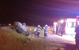 Imagen de Vuelco de un auto en ingreso a Playa Mansa