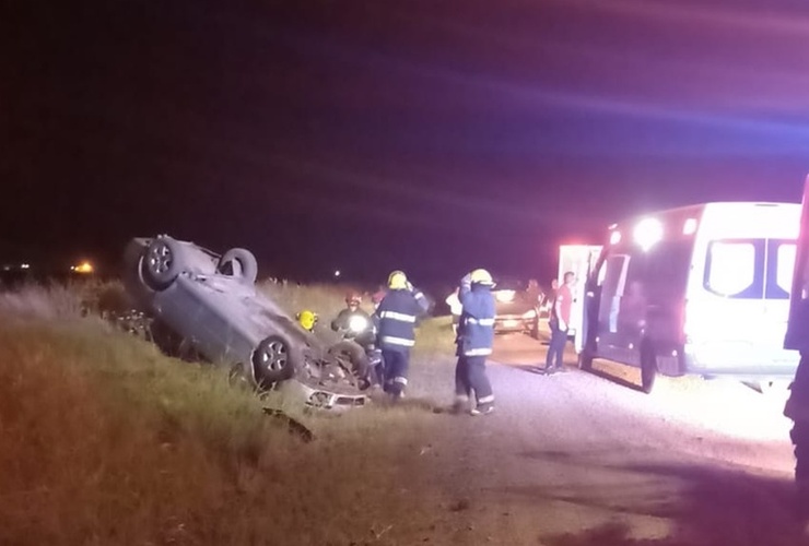 Imagen de Vuelco de un auto en ingreso a Playa Mansa