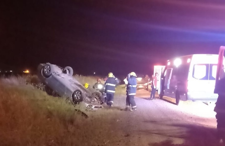 Imagen de Vuelco de un auto en ingreso a Playa Mansa