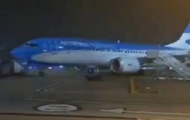 Imagen de Temporal: vuelos cancelados y demorados en Ezeiza y Aeroparque, donde hubo destrozos y hasta un avi&oacute;n tambaleando por las r&aacute;fagas de viento