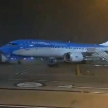 Imagen de Temporal: vuelos cancelados y demorados en Ezeiza y Aeroparque, donde hubo destrozos y hasta un avi&oacute;n tambaleando por las r&aacute;fagas de viento