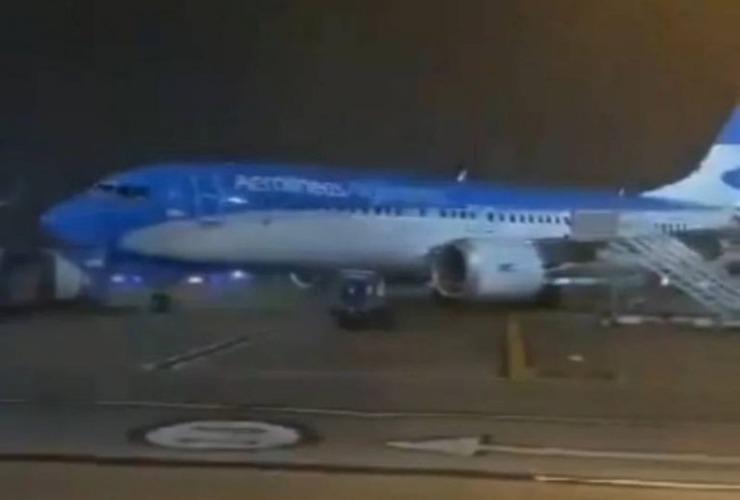 Imagen de Temporal: vuelos cancelados y demorados en Ezeiza y Aeroparque, donde hubo destrozos y hasta un avión tambaleando por las ráfagas de viento