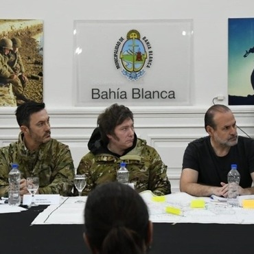Javier Milei encabez&oacute; la reuni&oacute;n del comit&eacute; de crisis en Bah&iacute;a Blanca.