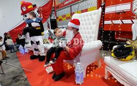 Imagen de Pap&aacute; Noel visit&oacute; el cuartel de Bomberos Voluntarios