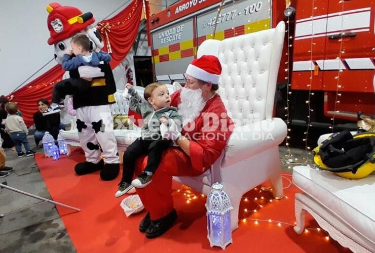 Imagen de Papá Noel visitó el cuartel de Bomberos Voluntarios