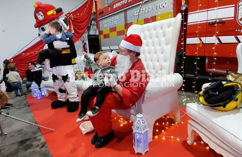 Imagen de Papá Noel visitó el cuartel de Bomberos Voluntarios