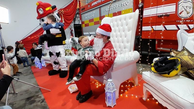 Imagen de Pap&aacute; Noel visit&oacute; el cuartel de Bomberos Voluntarios