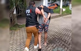 Nicol&aacute;s L. est&aacute; sospechado de ser quien conduc&iacute;a la moto usada para balear el frente de la casa del jefe comunal de Alvear. (Polic&iacute;a de Inteligencia)