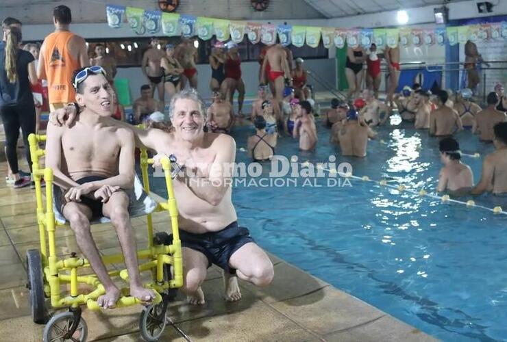 Imagen de Una hora de nado: Más de 100 deportistas participaron de la iniciativa municipal