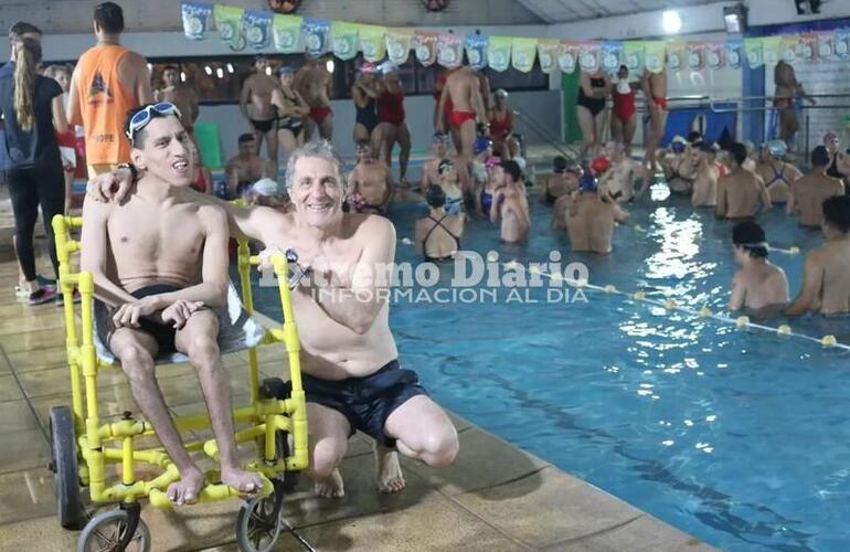 Imagen de Una hora de nado: Más de 100 deportistas participaron de la iniciativa municipal