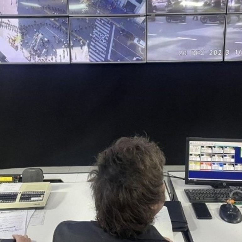 Imagen de Javier Milei monitore&oacute; la marcha desde el Departamento Central de la Polic&iacute;a