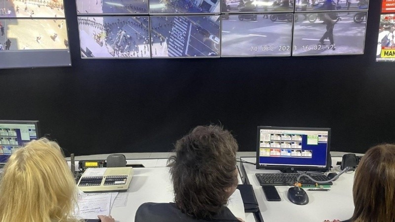 Imagen de Javier Milei monitore&oacute; la marcha desde el Departamento Central de la Polic&iacute;a