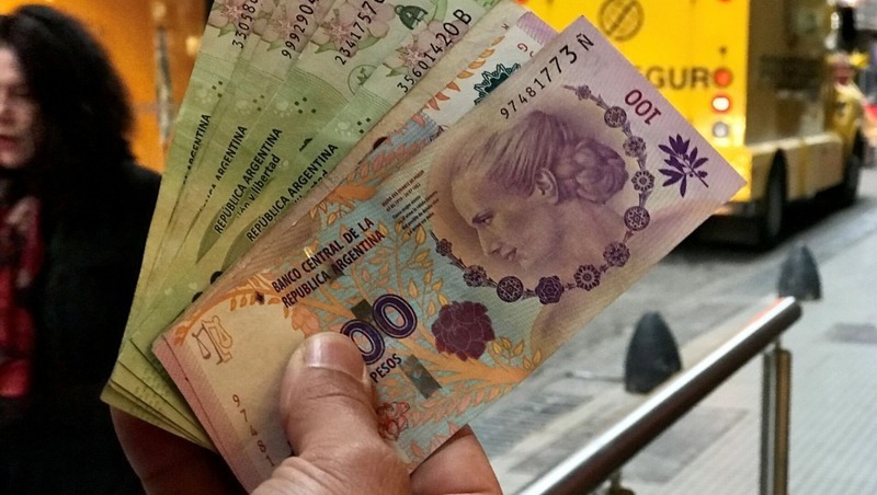 Imagen de Por la alta inflaci&oacute;n, el Banco Central prev&eacute; emitir billetes de $20.000 y $50.000
