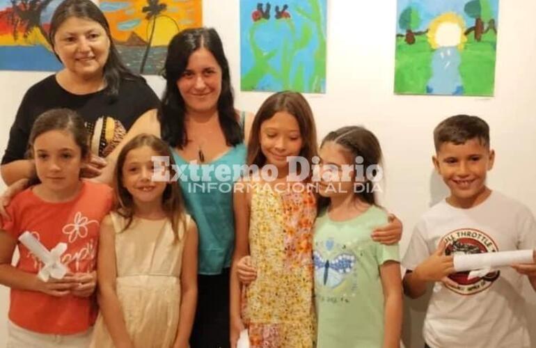 Imagen de Se realiz&oacute; la muestra de fin de a&ntilde;o de los talleres a cargo de Ana Victoria Acosta.