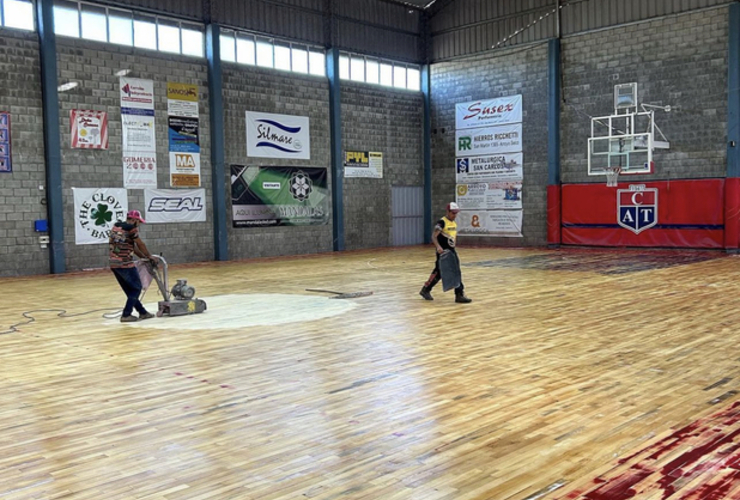 Imagen de Talleres moderniza su piso de parquet del gimnasio 1.
