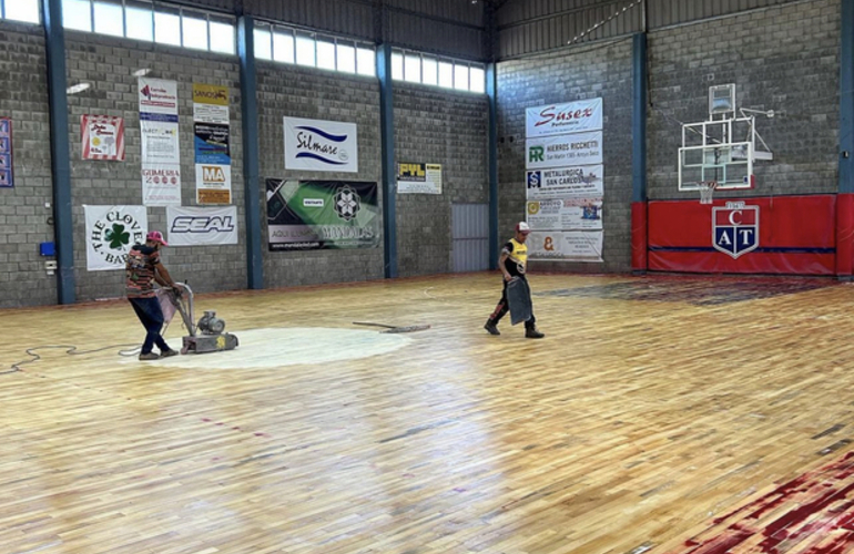 Imagen de Talleres moderniza su piso de parquet del gimnasio 1.