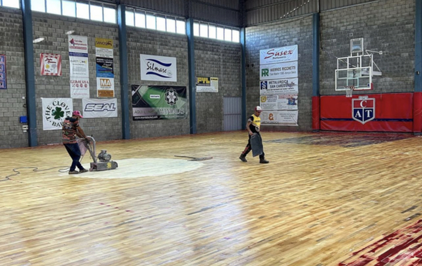 Imagen de Talleres moderniza su piso de parquet del gimnasio 1.