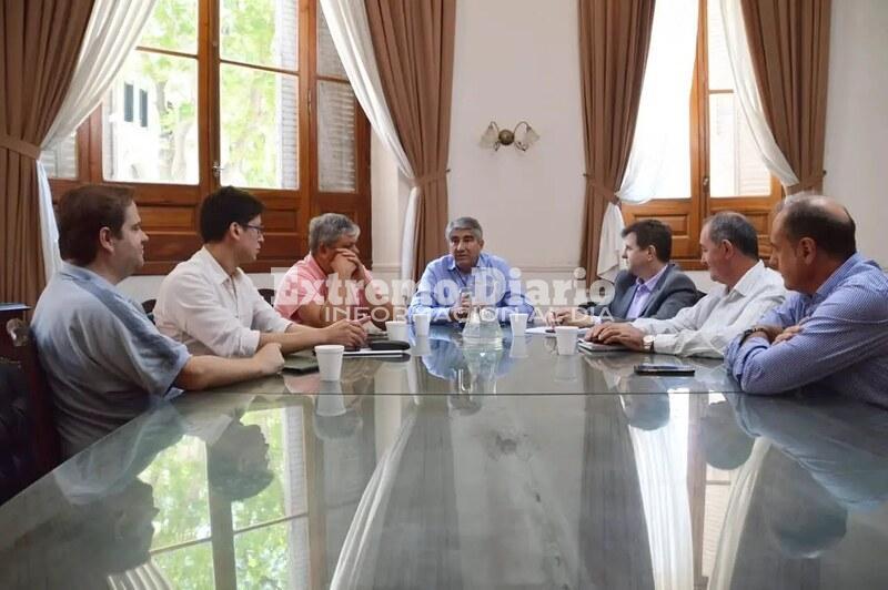 Imagen de Intendentes y presidentes comunales de la regi&oacute;n se reunieron con funcionarios provinciales
