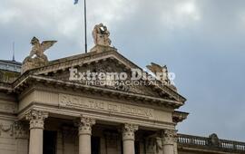 Imagen de La "ley &oacute;mnibus" de Milei habilita a las universidades p&uacute;blicas a cobrarle a extranjeros no residentes