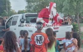 Imagen de Alumnos de la Escuela Santa Luc&iacute;a entregaron cajas navide&ntilde;as realizadas por ellos mismos