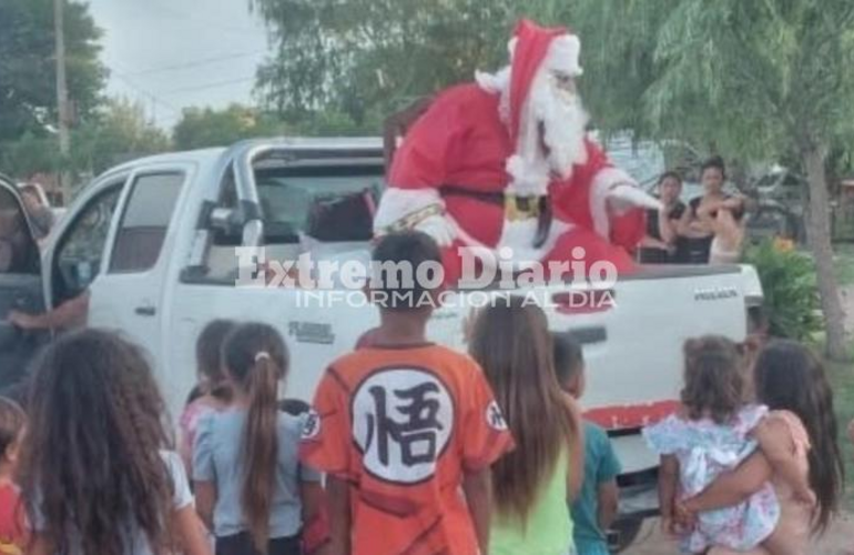 Imagen de Alumnos de la Escuela Santa Lucía entregaron cajas navideñas realizadas por ellos mismos