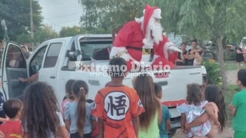 Imagen de Alumnos de la Escuela Santa Luc&iacute;a entregaron cajas navide&ntilde;as realizadas por ellos mismos