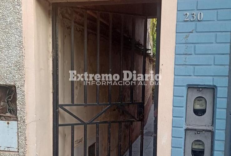 Imagen de Barretearon una puerta de rejas en zona centro