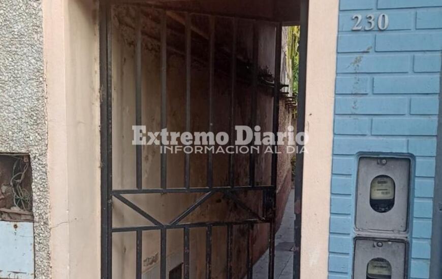 Imagen de Barretearon una puerta de rejas en zona centro
