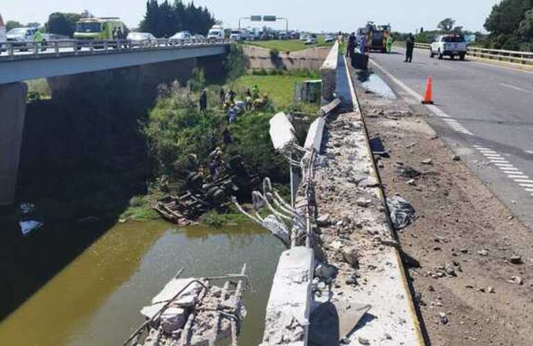 Imagen de Un fallecido y dos heridos graves tras choque múltiple en la autopista Rosario-Buenos Aires