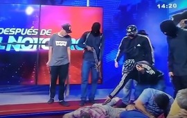Golpe comando en un estudio de televisi&oacute;n de Ecuador. (imagen TV)