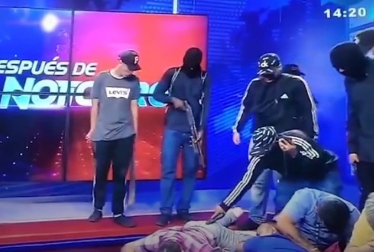 Golpe comando en un estudio de televisi&oacute;n de Ecuador. (imagen TV)