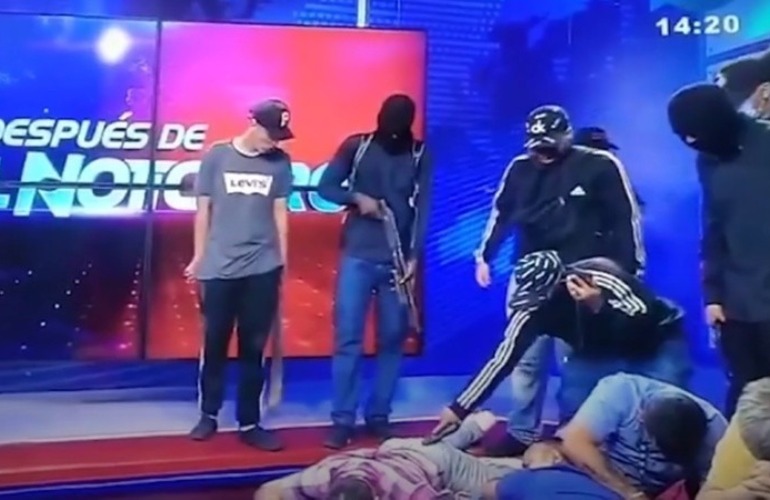 Golpe comando en un estudio de televisión de Ecuador. (imagen TV)