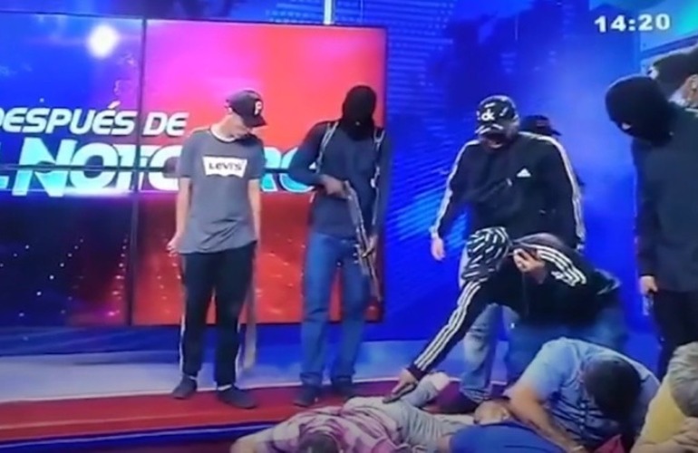 Golpe comando en un estudio de televisi&oacute;n de Ecuador. (imagen TV)