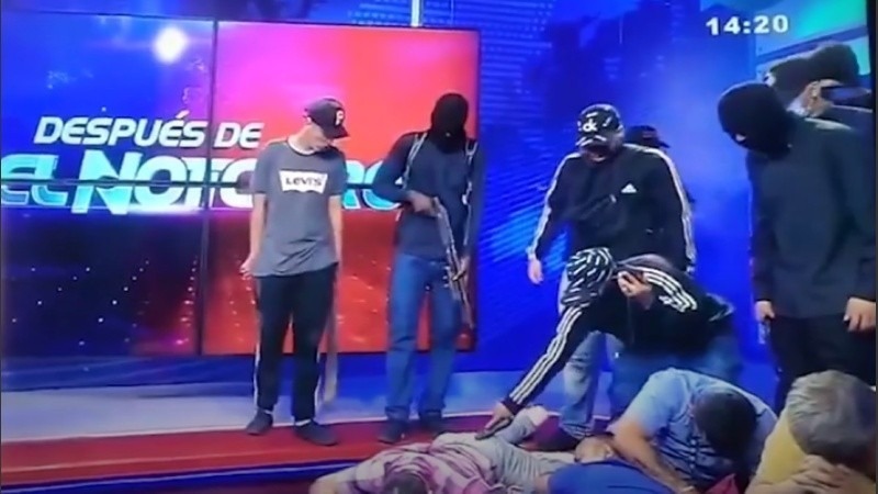 Golpe comando en un estudio de televisi&oacute;n de Ecuador. (imagen TV)