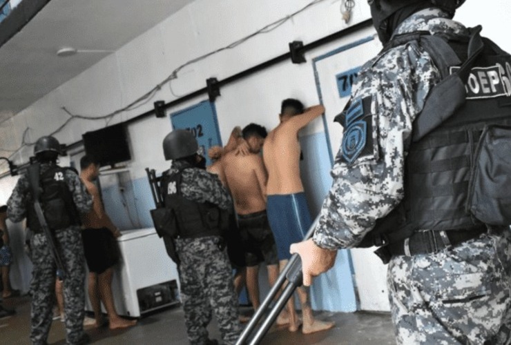 Los agentes durante el operativo en Piñero. (Ministerio de Seguridad de Santa Fe)