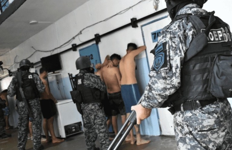 Los agentes durante el operativo en Piñero. (Ministerio de Seguridad de Santa Fe)