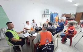 Imagen de Jefe Provincial de Operaciones y Bombero de Pueblo Esther Colaboran en Comando de Incidentes por Inundaci&oacute;n en Reconquista